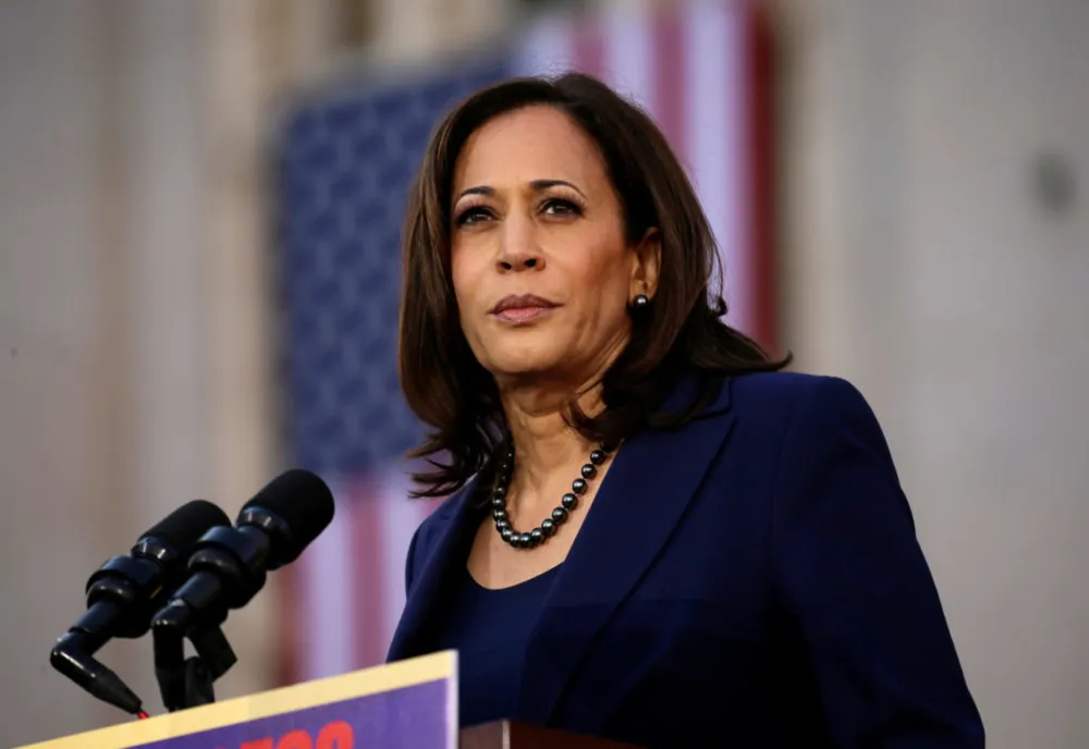 Joe Biden a ales-o pe senatoarea de culoare Kamala Harris pentru funcţia de vicepreşedinte, în caz de victorie în alegeri