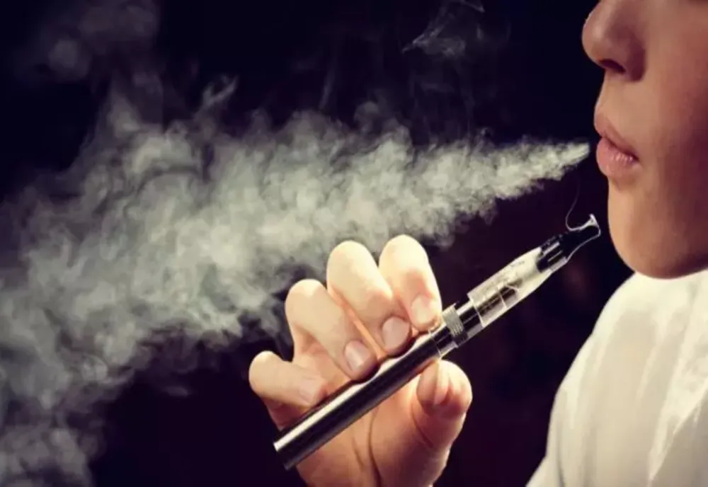 Țigările electronice, vape-urile și dispozitivele de încălzit tutun ar putea fi interzise în spațiile publice închise. Proiect de lege depus în Parlament