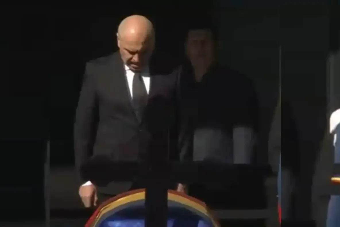 Ilie Bolojan, la catafalcul lui Mircea Lucescu. Premierul României i-a adus un ultim omagiu legendarului antrenor