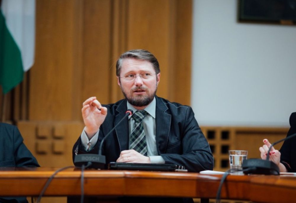 Deputatul UDMR Szabo Odon cere înfiinţarea în vămi a unor culoare de trafic special pentru muncitori