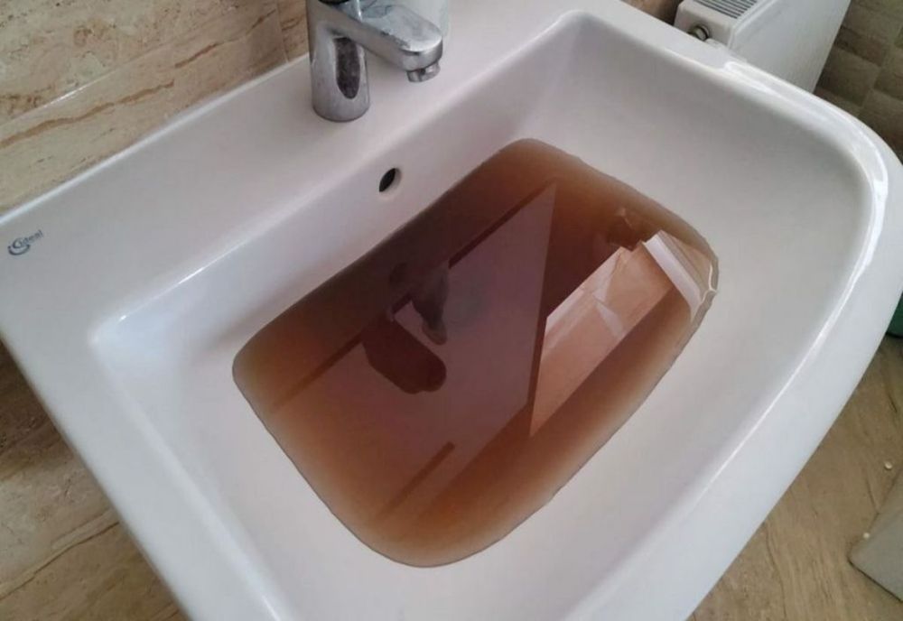 Locuitorii unei comune din Covasna refuză să mai plătească facturile la apă, pentru că nu o pot folosi: ”Nici câinele nu o bea!”