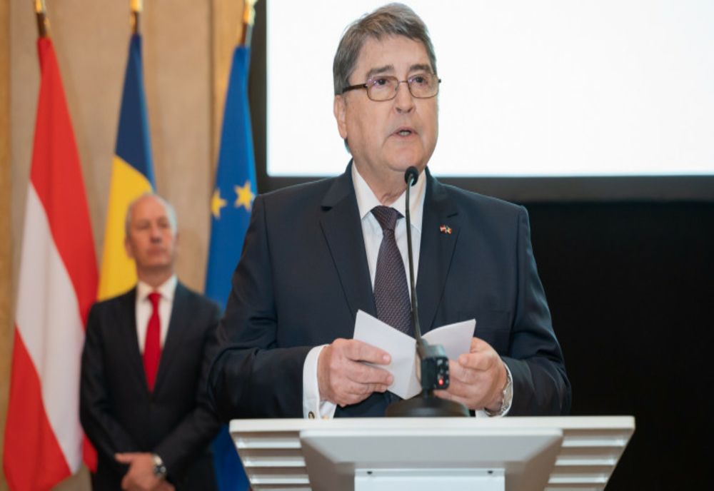 EMIL HUREZEANU A DECLINAT CANDIDATURA LA PRESEDINTIE: NU PORT PĂLĂRII MULT MAI MARI DECÂT ÎMI PERMITE CAPUL