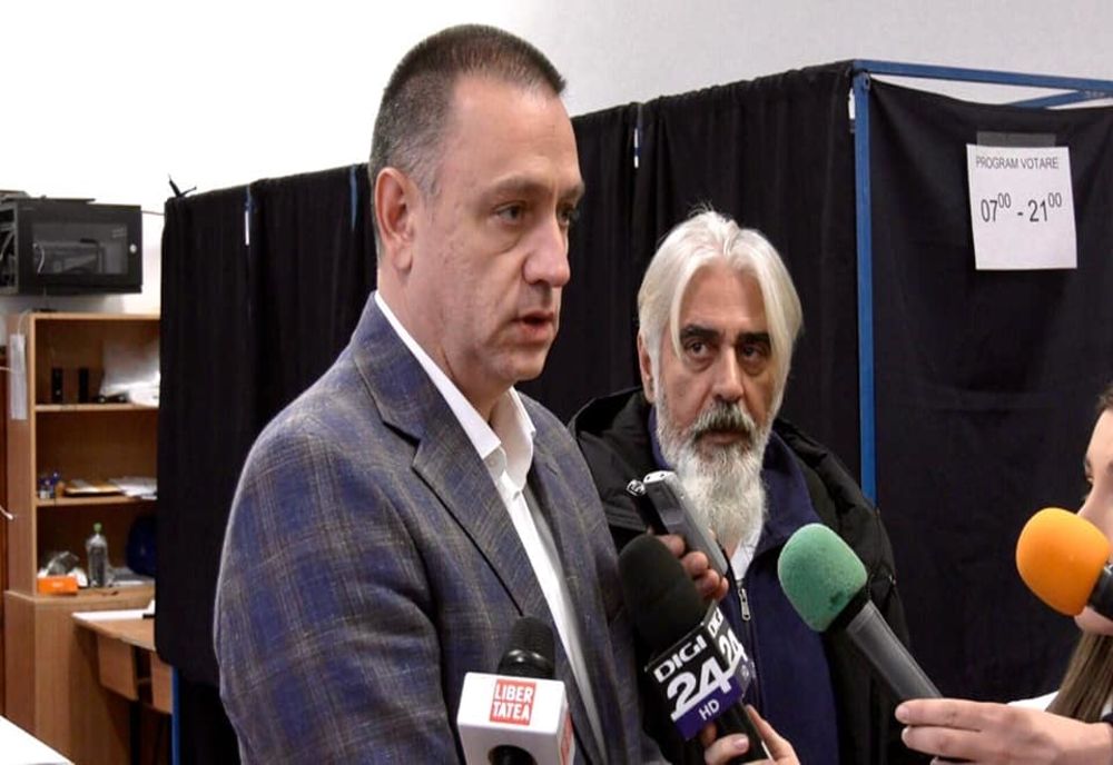 "NU ÎL ATAC, DAR GREȘEȘTE!". MIHAI FIFOR, DESPRE PREMIERUL BOLOJAN: "CONDUCE ȚARA CU O ÎNCĂPĂȚÂNARE DEMNĂ DE UN KAMIKAZE"