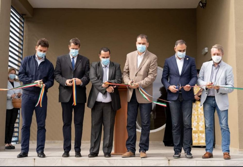 Ministrul Cseke Attila a inaugurat primul bazin didactic de înot din oraşul Săcueni