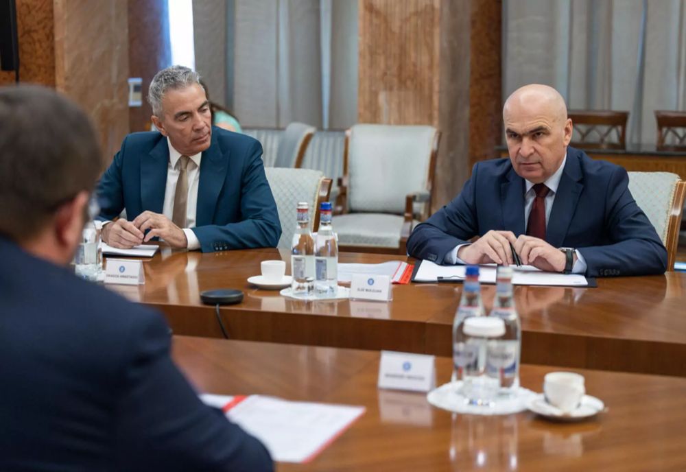 PREMIERUL BOLOJAN - ÎNTREVEDERE CU O DELEGAȚIE DE INVESTITORI INTERNAȚIONALI: ”ARATĂ INTERESUL CONSTANT AL MEDIULUI INVESTIȚIONAL PENTRU ROMÂNIA”