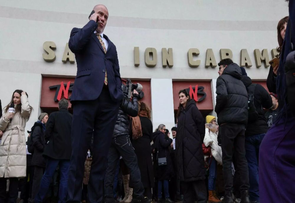 Ministrul Culturii, surprins în timp ce-i numea „proști” pe actorii care îi cereau demisia, în fața Teatrului Național din București - VIDEO