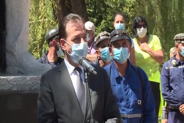 Premierul Orban huiduit de minerii de pe Valea Jiului