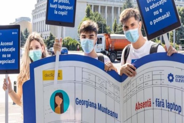 Elevii protestează în fața Guvernului cu doar o lună înainte de începerea școlii