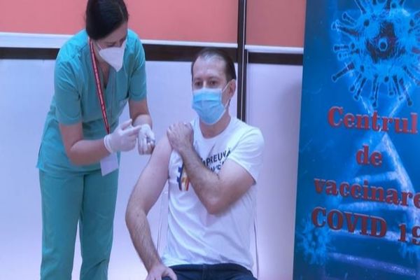 Premierul Florin cîțu s-a vaccinat public împotriva Covid