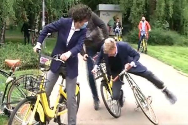 VIDEO Incident hilar, șeful unei mari bănci a căzut cu bicicleta, sub ochii lui Nicușor Dan și Tanczos Barna