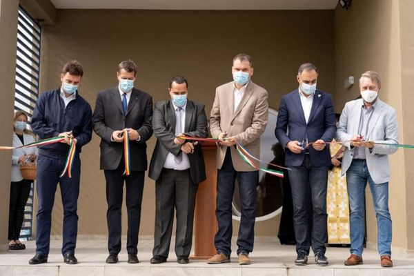Ministrul Cseke Attila a inaugurat primul bazin didactic de înot din oraşul Săcueni