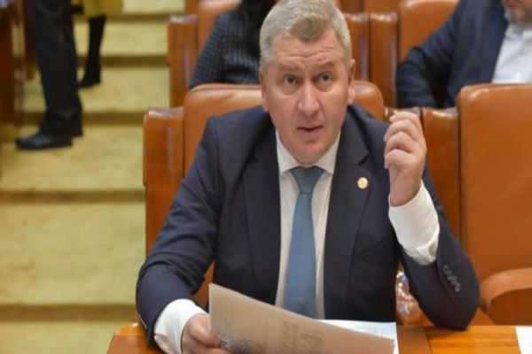 CULISELE STATULUI PARALEL. Florin Roman, politicianul care a reușit să schimbe colțul de stradă la care vindea ziare, în tinerețe, cu fotoliul de parlamentar