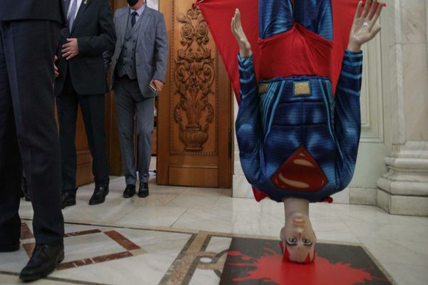 CULISELE STATULUI PARALEL. Dorin Iacob: „Avem un nou Superman: Klaus Iohannis”