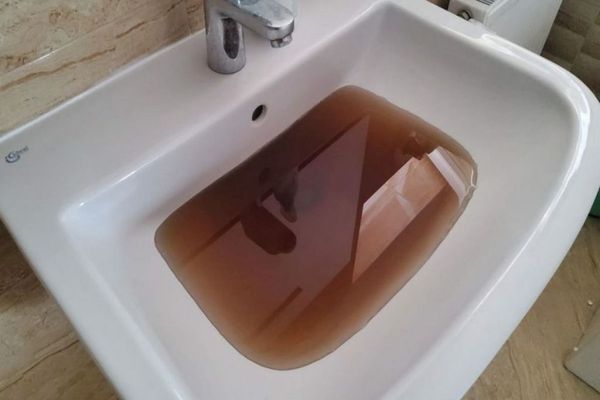 Locuitorii unei comune din Covasna refuză să mai plătească facturile la apă, pentru că nu o pot folosi: ”Nici câinele nu o bea!”