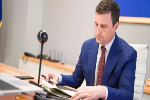 Ministrul Tanczos Barna lucrează la 15 grade în birou: „Stau într-un frig greu de suportat pentru colegii mei”