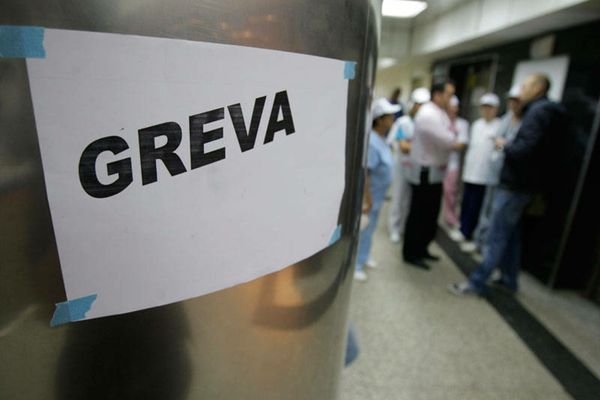 Angajaţii Prefecturii Covasna intră, miercuri, în grevă de avertisment, pentru a cere majorarea salariilor