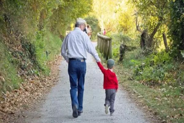 Bani de la Guvern pentru bunicii care stau acasă cu nepoții - suma pe care o primesc în plus la pensie