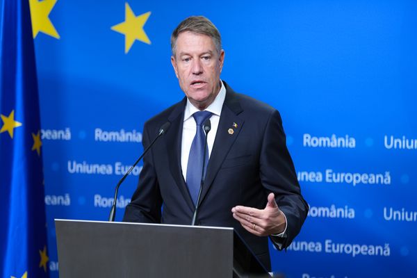 Iohannis a promulgat legea care are asigură cadrul de audiere singur a unui minor care a fost victima unui abuz sau martor