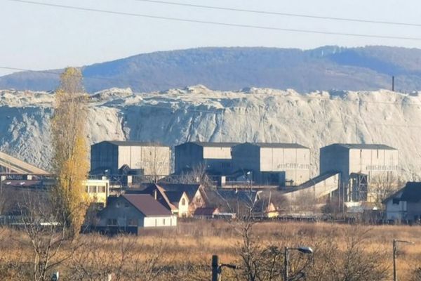 Primul pas concret făcut pentru ecologizarea muntelui de fosfogips, de la fostul combinat chimic Sofert de la Bacău