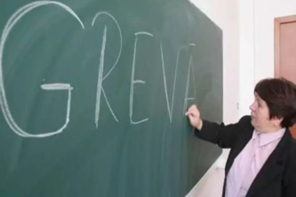 Memorandumul pentru majorările salariale din Educație, adoptat astăzi de Guvern. Profesorii continuă greva