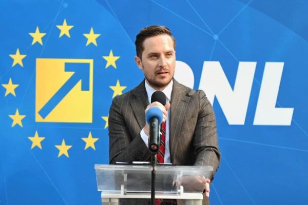 BUJDUVEANU DESPRE URMĂRILE EXPLOZIEI: OAMENII CAZAȚI ÎN WEEKEND ÎN HOTELURI VOR FI RELOCAȚI DE LUNI ÎN APARTAMENTE