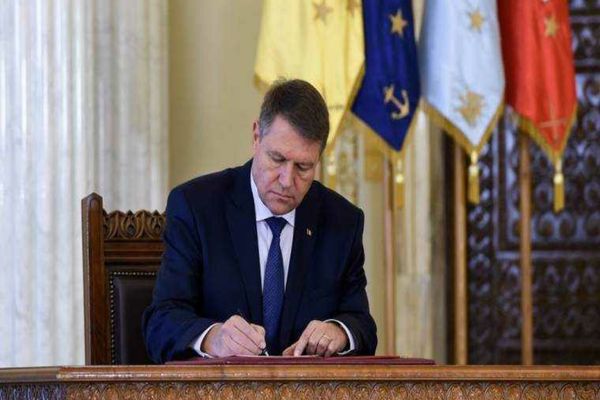 KLAUS IOHANNIS A TRIMIS TREI SCRISORI PARLAMENTULUI. CE A SCRIS FOSTUL PREȘEDINTE ÎN ACESTE DOCUMENTE