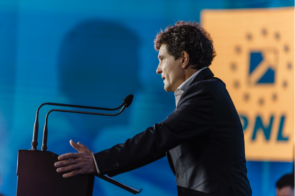 NICUȘOR DAN: "NU E MOMENTUL PENTRU CĂDEREA GUVERNULUI! INTERESUL ROMÂNIEI TREBUIE SĂ PRIMEZE"