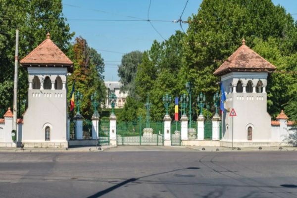 ROMÂNII AU LUAT CU ASALT PALATUL COTROCENI. PESTE 13.000 DE OAMENI AU VIZITAT REȘEDINȚA PREȘEDINTELUI ROMÂNIEI VINEI ȘI SÂMBĂTĂ