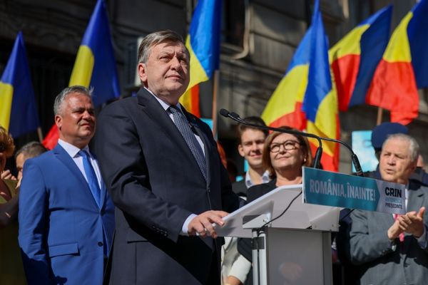 ”ROMÂNIA ÎNAINTE, CU DUMNEZEU ÎNAINTE!”. MESAJUL LUI CRIN ANTONESCU PENTRU ALEGĂTORI ÎN ULTIMA ZI DE CAMPANIE