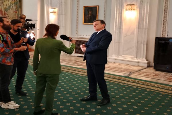CRIN ANTONESCU, REACȚIE LA ACUZATIILE LUI NICUȘOR DAN: MINȚIȚI! AȘA CUM REIESE ȘI DIN DOCUMENTELE POSTATE DE DUMNEAVOASTRĂ, NU EXISTĂ NICIUN CONTRACT SEMNAT DE MINE