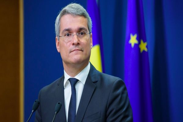 Glume de lux în plină criză: Pîslaru sare în apărarea lui Bolojan