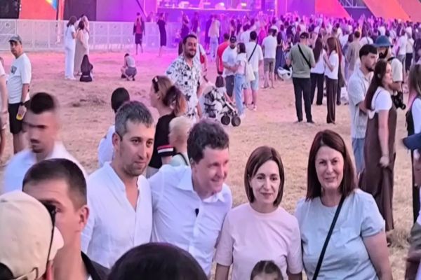 NICUȘOR DAN S-A DUS SĂ DANSEZE LA FESTIVALUL LUPILOR CU MAIA SANDU VIDEO