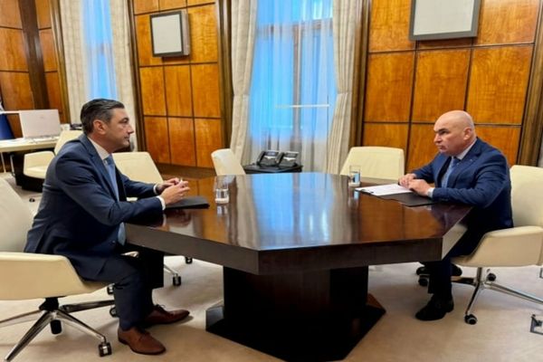 PREMIERUL BOLOJAN DUPĂ CE A DISCUTAT CU PROCURORUL GENERAL ALEX FLORENȚA DESPRE REFORMA PENSIILOR MAGISTRAȚILOR: UN PROCES MAI AMPLU DE DIALOG INSTITUȚIONAL