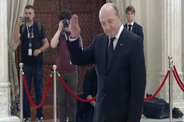 CE A TRANSMIS TRAIAN BĂSESCU, AJUNS LA CĂPĂTÂIUL LUI ION ILIESCU. TRUPUL FOSTULUI PREȘEDINTE, DEPUS PENTRU OMAGII LA COTROCENI