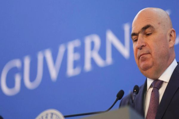 Scandal la Parlament! Bolojan, păzit de o armată de SPP-iști, a fugit de jurnaliști în huiduielile oamenilor. Refuză să răspundă la întrebările oamenilor