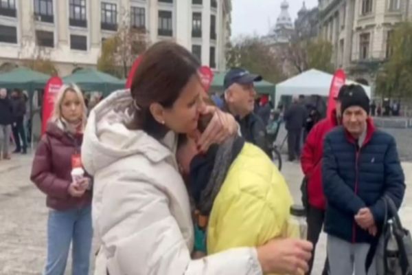 Anca Alexandrescu: "Cel mai important lucru pentru poporul român este să fie iubit. Merg acolo să fac ordine". Suveraniștii strâng semnături pentru candidatul independent la Capitală - LIVE TEXT&VIDEO