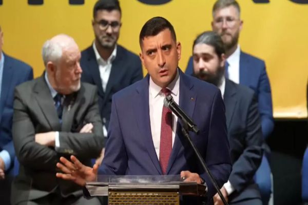 ORA 20:00 - GEORGE SIMION, ÎN DIRECT LA REALITATEA PLUS. PE CINE SUSȚINE LA PRIMĂRIA CAPITALEI?