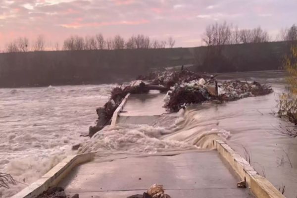 Dezastru la 20 de kilometri de Capitală: podul de peste Argeș de la Budești s-a prăbușit din cauza deversărilor de la baraje