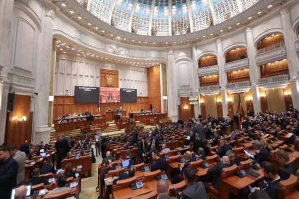 Moțiunea împotriva rezistei de la Mediu, dezbătută acum. Moțiunea împotriva lui Bolojan a căzut – VIDEO LIVE TEXT