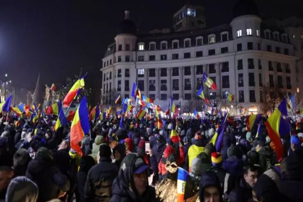 PROTEST cu zeci de mii de oameni, în centrul Capitalei. Manifestanții au umplut Piața Victoriei. George Simion și Anca Alexandrescu, în mijlocul mulțimii 