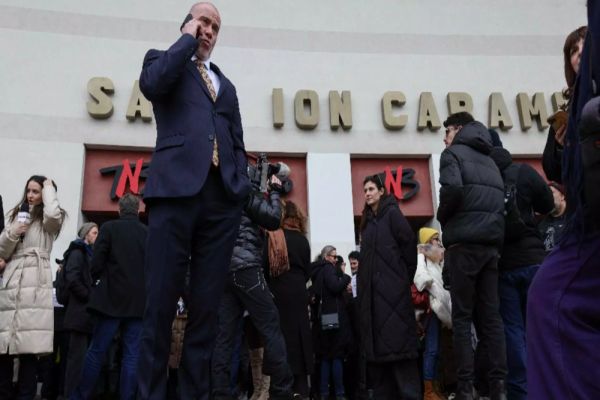 Ministrul Culturii, surprins în timp ce-i numea „proști” pe actorii care îi cereau demisia, în fața Teatrului Național din București - VIDEO