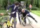 VIDEO Incident hilar, șeful unei mari bănci a căzut cu bicicleta, sub ochii lui Nicușor Dan și Tanczos Barna